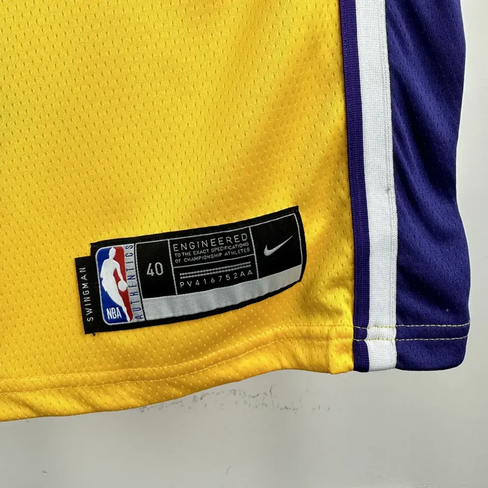 Foto 5 de Lakers Cuello en V amarillo n.º 77 Doncic