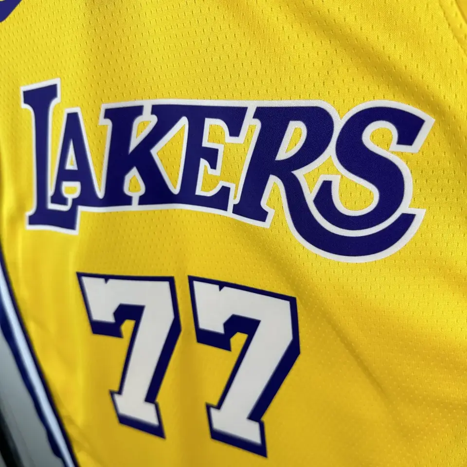 Foto 6 de Lakers Cuello en V amarillo n.º 77 Doncic