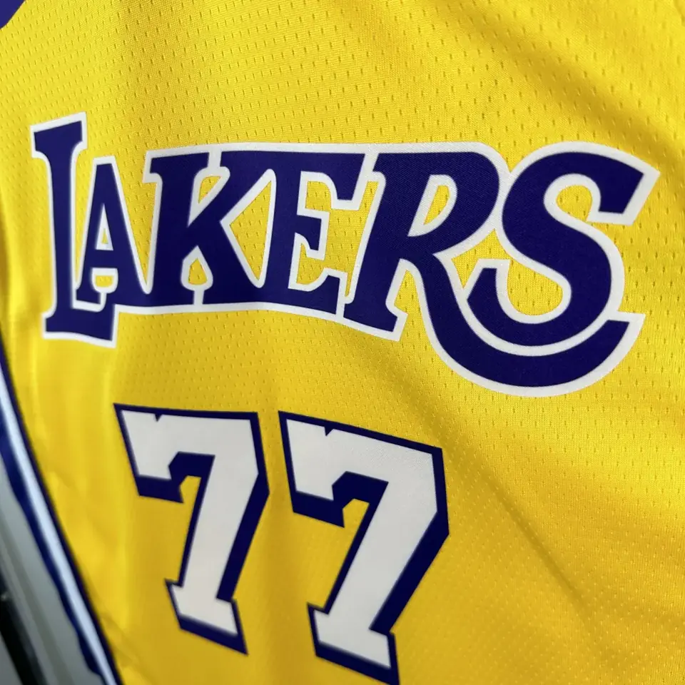Foto 7 de Lakers Cuello en V amarillo n.º 77 Doncic