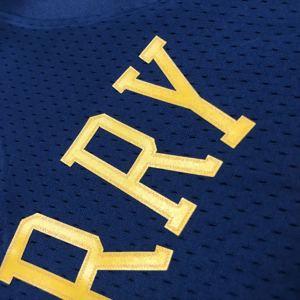 Foto 3 de Camiseta retro termosellada MN: SW de los Warriors temporada 09/10, novato, azul marino, número 30 Curry · Golden State Warriors