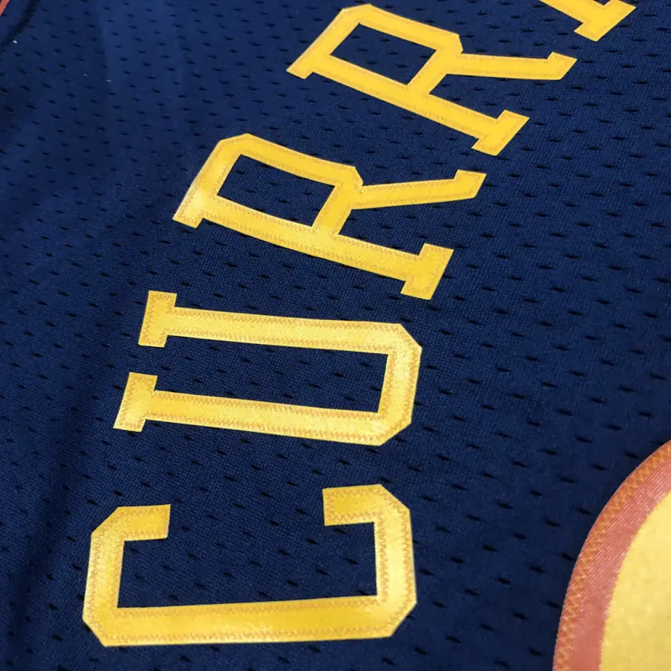 Foto 4 de Camiseta retro termosellada MN: SW de los Warriors temporada 09/10, novato, azul marino, número 30 Curry · Golden State Warriors