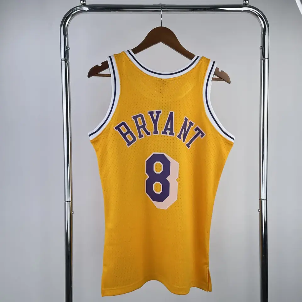 Foto 2 de Camiseta retro termosellada MN: SW de los Lakers temporada 97, cuello redondo, amarillo, número 8 Kobe