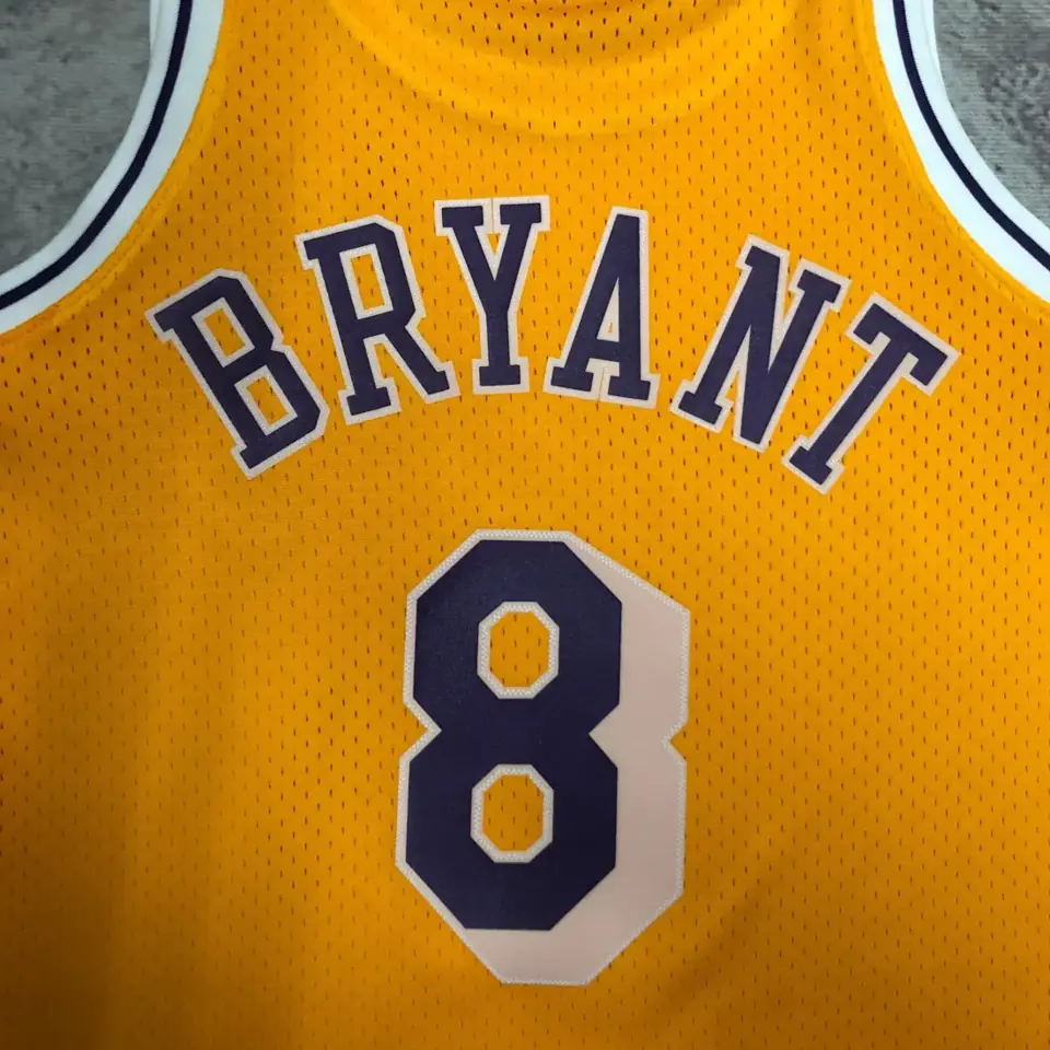 Foto 7 de Camiseta retro termosellada MN: SW de los Lakers temporada 97, cuello redondo, amarillo, número 8 Kobe