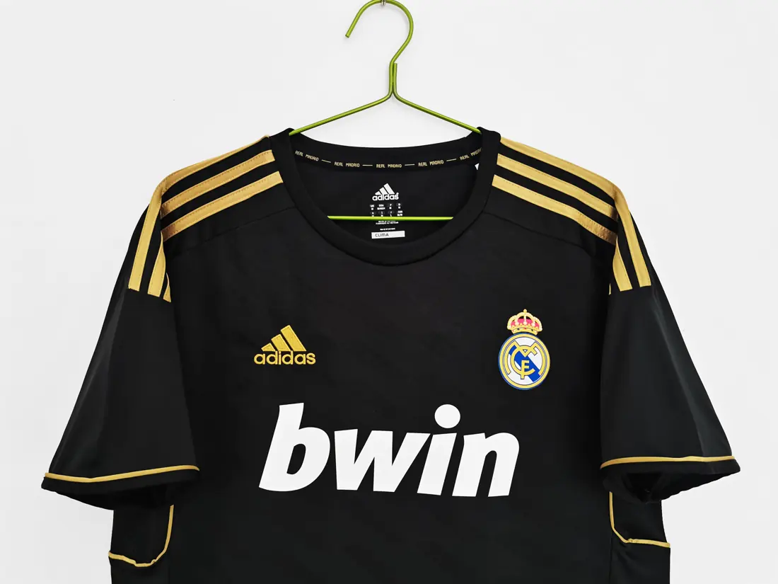 Foto 3 de Temporada 2011/12 Real Madrid segunda equipación retro 5A