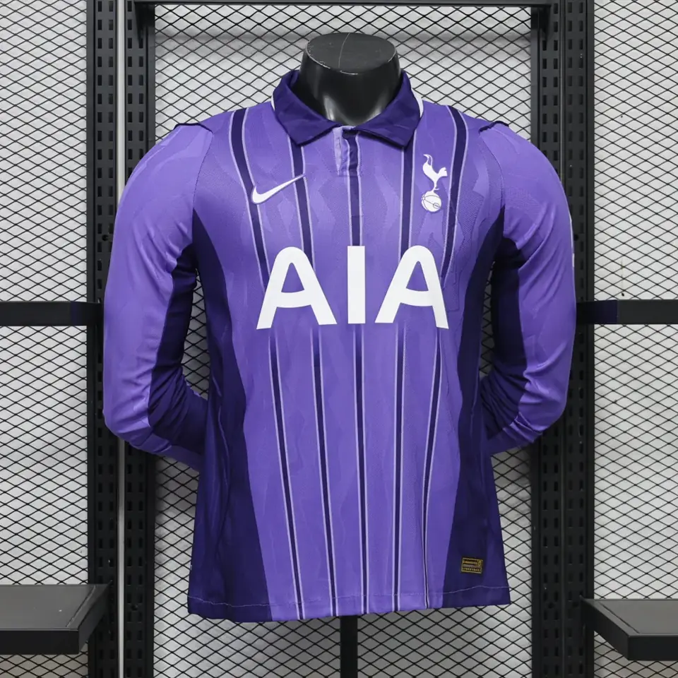 Foto 1 de En el segundo partido fuera de casa del Tottenham en la temporada 26-27, los uniformes fueron de color morado y de manga larga, en tallas desde la S hasta la 2XL.