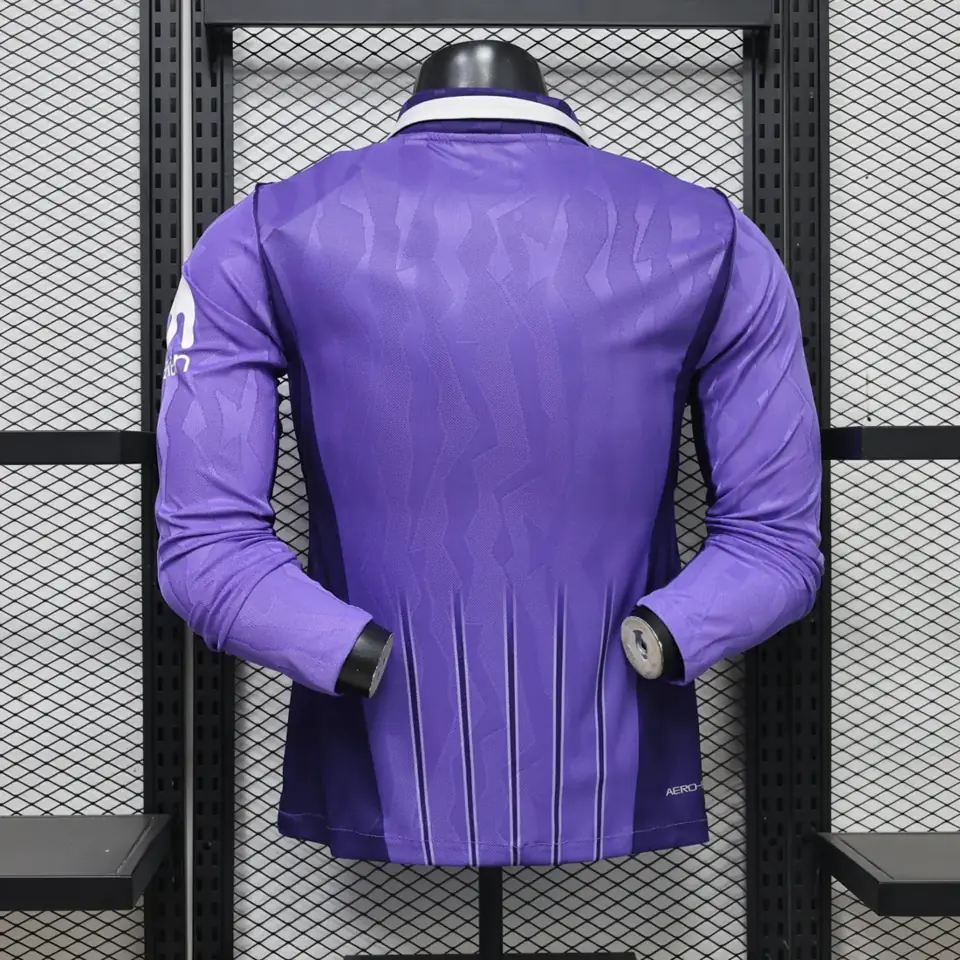 Foto 3 de En el segundo partido fuera de casa del Tottenham en la temporada 26-27, los uniformes fueron de color morado y de manga larga, en tallas desde la S hasta la 2XL.