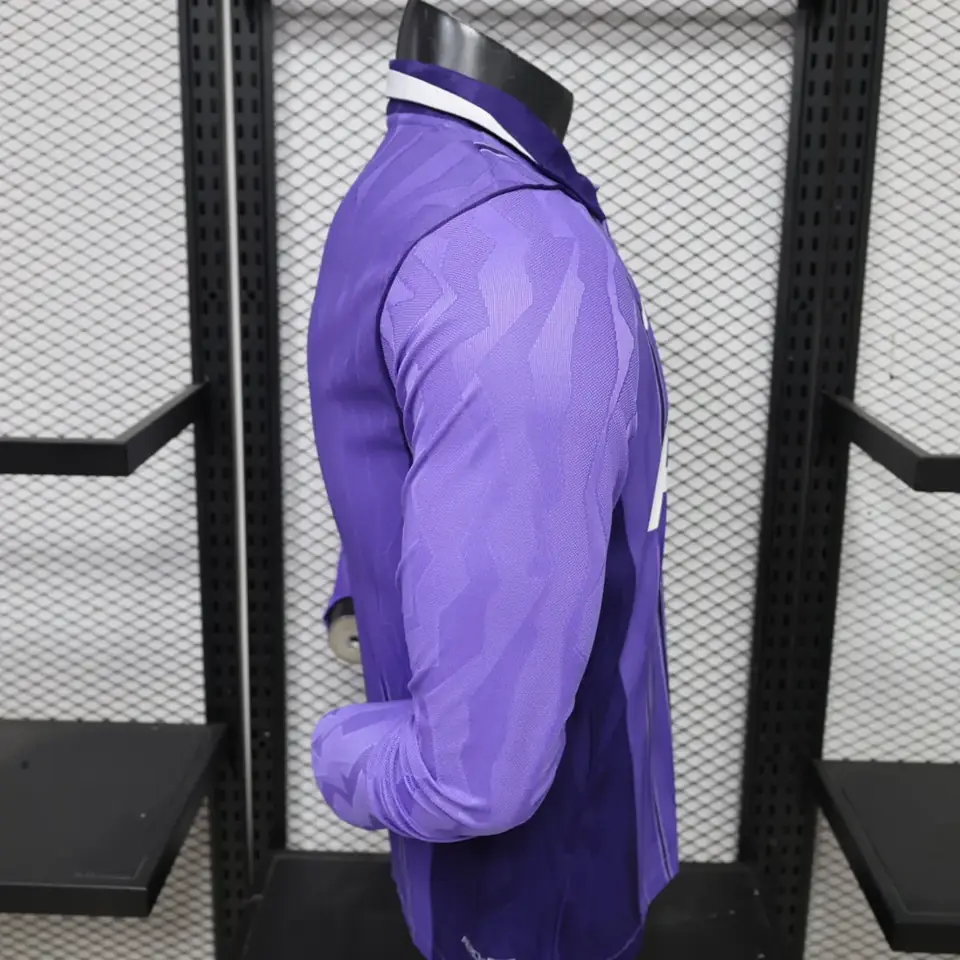 Foto 5 de En el segundo partido fuera de casa del Tottenham en la temporada 26-27, los uniformes fueron de color morado y de manga larga, en tallas desde la S hasta la 2XL.