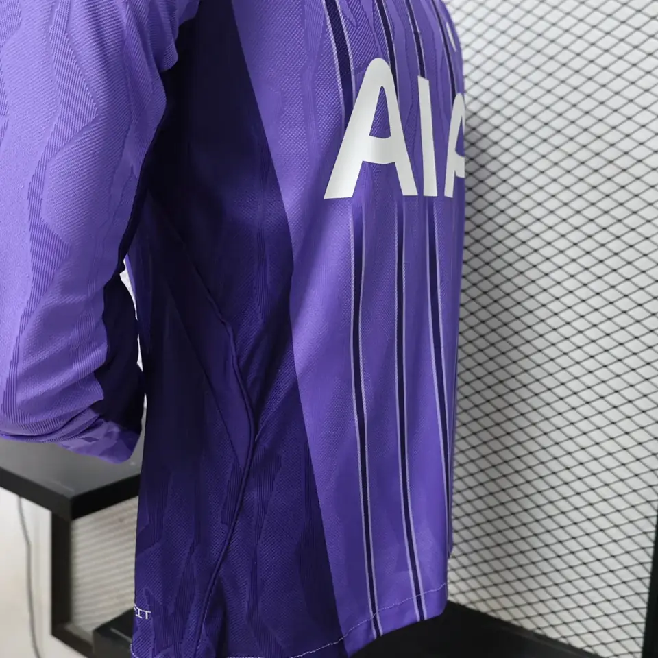 Foto 6 de En el segundo partido fuera de casa del Tottenham en la temporada 26-27, los uniformes fueron de color morado y de manga larga, en tallas desde la S hasta la 2XL.