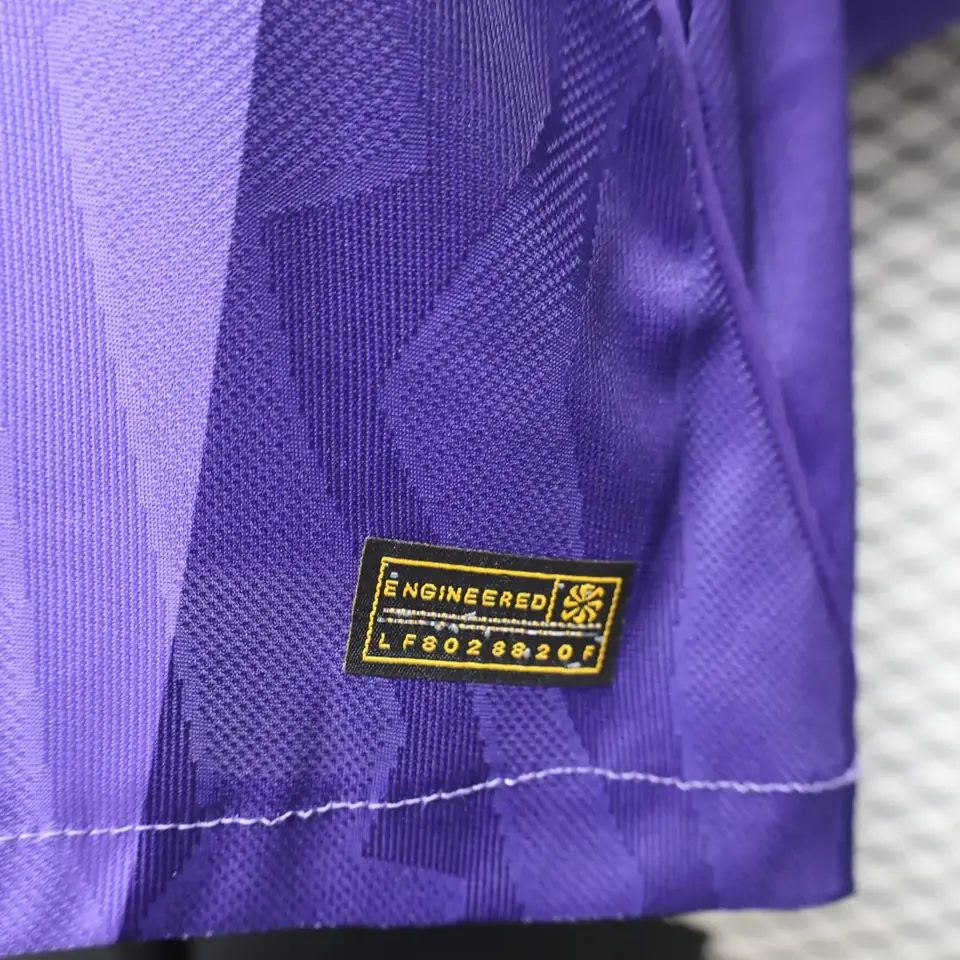 Foto 7 de En el segundo partido fuera de casa del Tottenham en la temporada 26-27, los uniformes fueron de color morado y de manga larga, en tallas desde la S hasta la 2XL.