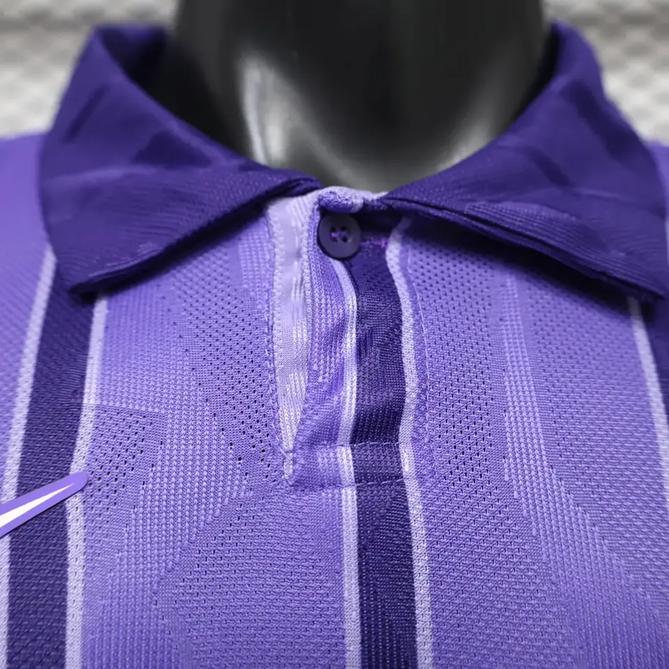 Foto 8 de En el segundo partido fuera de casa del Tottenham en la temporada 26-27, los uniformes fueron de color morado y de manga larga, en tallas desde la S hasta la 2XL.