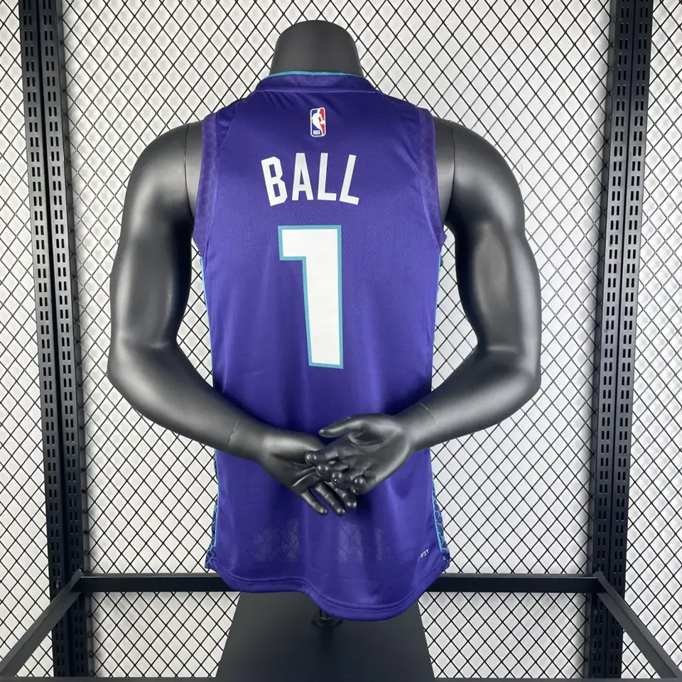 Foto 2 de Temporada 23 Hornets edición Jumpman número 1 Ball