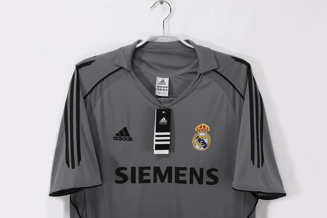 Foto 6 de Temporada 2005/06 Real Madrid tercera gris 8 A