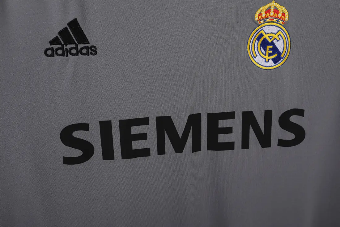 Foto 8 de Temporada 2005/06 Real Madrid tercera gris 8 A