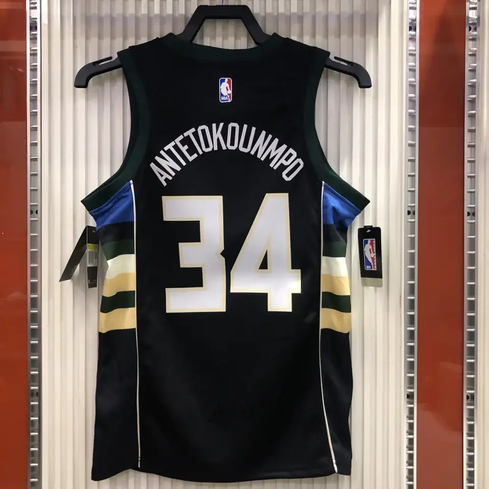 Foto 2 de Bucks de Milwaukee, cuello en V, negro con gran cabeza de ciervo, n.º 34 Giannis Antetokounmpo