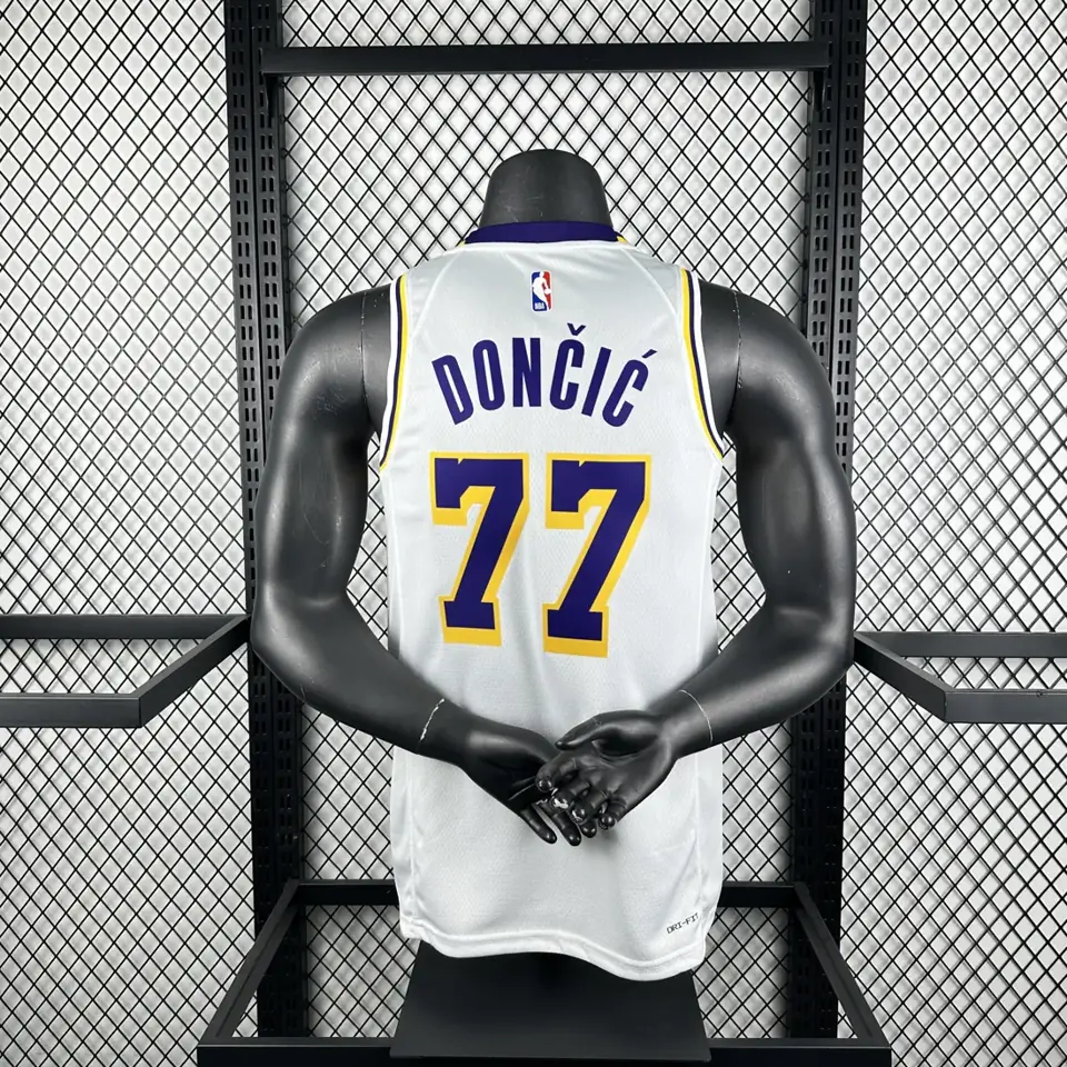 Foto 2 de Temporada 23 Lakers blanco número 77 Dončić