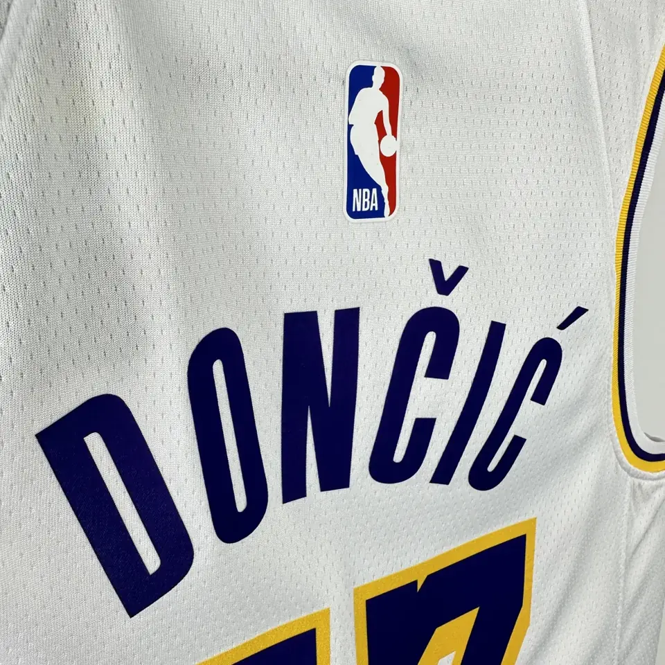 Foto 5 de Temporada 23 Lakers blanco número 77 Dončić