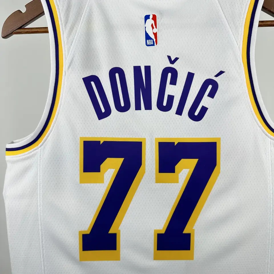 Foto 6 de Temporada 23 Lakers blanco número 77 Dončić