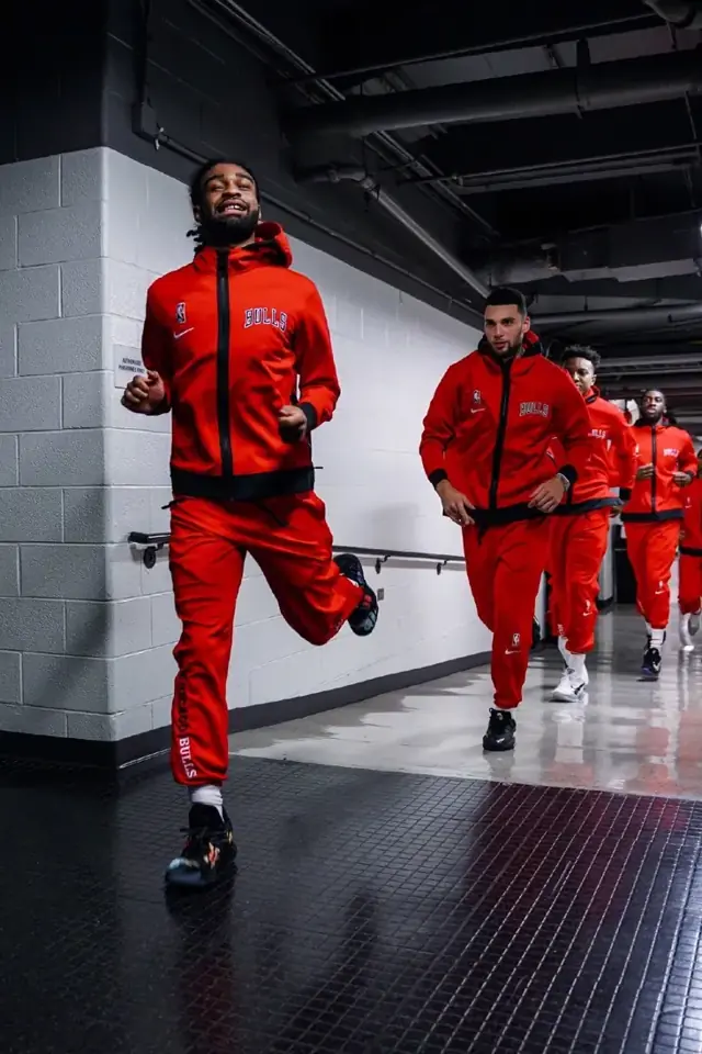 Foto 5 de Producto auténtico de tienda oficial internacional: chaqueta de calentamiento versión de jugador GI de los Bulls de Chicago