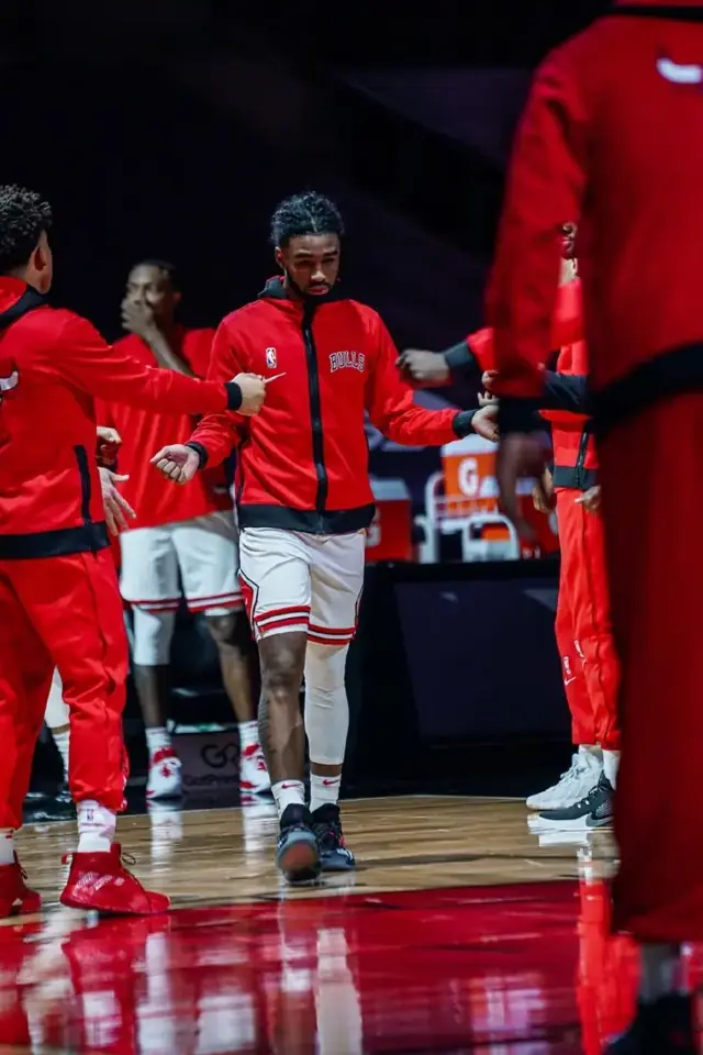 Foto 6 de Producto auténtico de tienda oficial internacional: chaqueta de calentamiento versión de jugador GI de los Bulls de Chicago