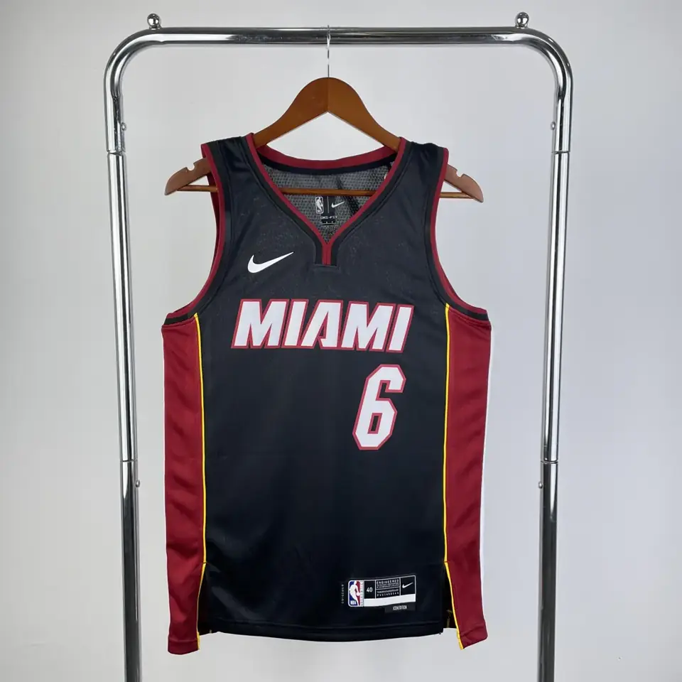 Foto 1 de Temporada 23 Miami Heat camiseta cuello en V negra número 6 James