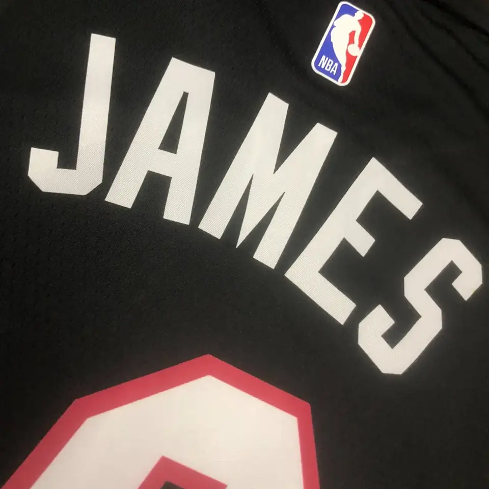 Foto 2 de Temporada 23 Miami Heat camiseta cuello en V negra número 6 James