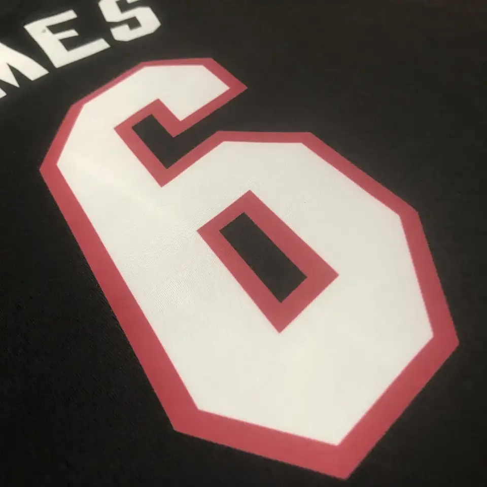 Foto 3 de Temporada 23 Miami Heat camiseta cuello en V negra número 6 James