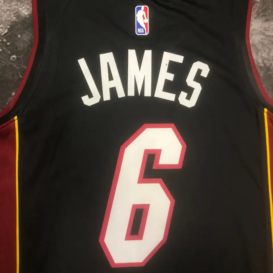 Foto 4 de Temporada 23 Miami Heat camiseta cuello en V negra número 6 James