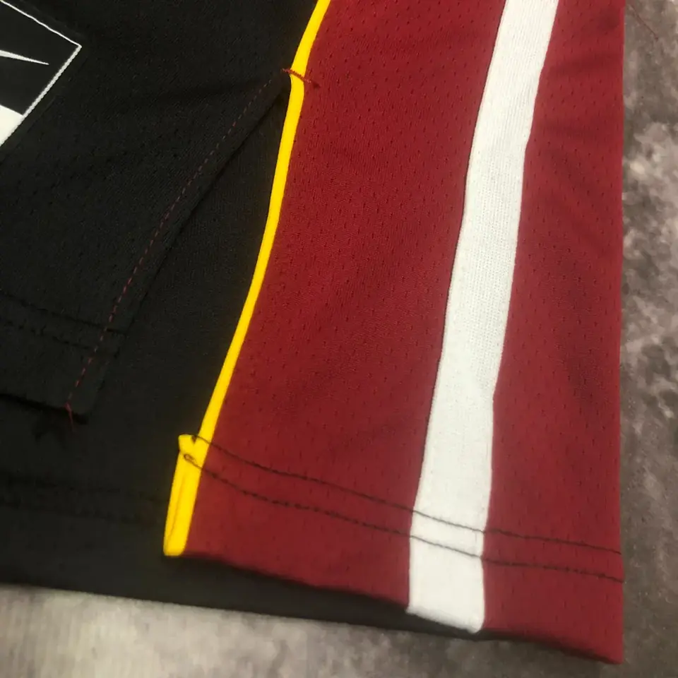 Foto 5 de Temporada 23 Miami Heat camiseta cuello en V negra número 6 James