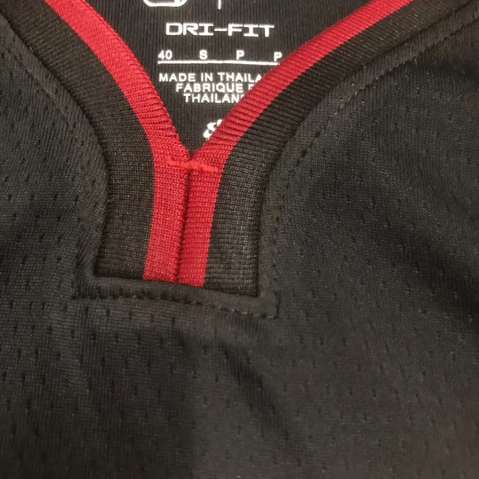 Foto 6 de Temporada 23 Miami Heat camiseta cuello en V negra número 6 James