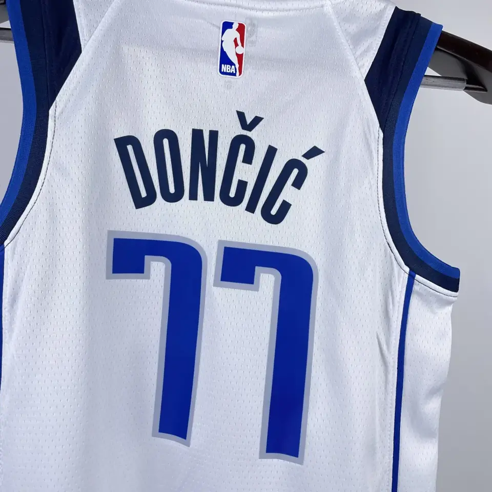 Foto 7 de Juvenil: Mavericks blanca n.º 77 Doncic