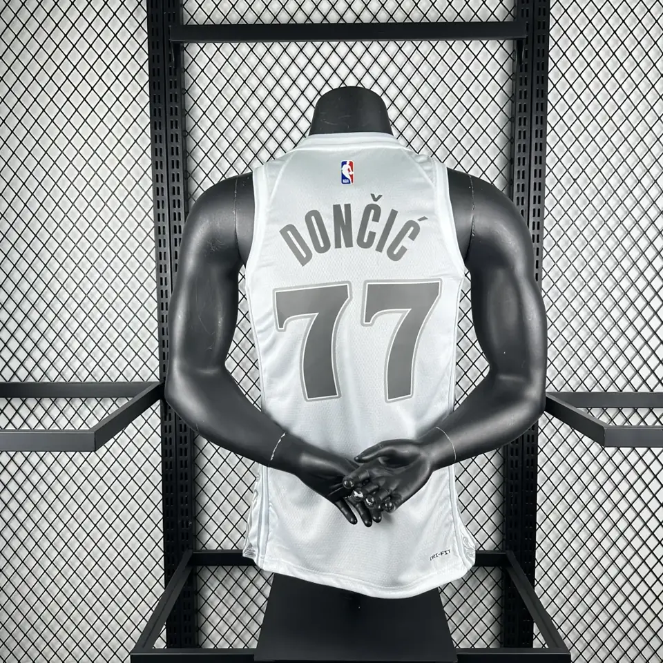Foto 2 de Temporada 25 Dallas Mavericks Edición City número 77 Dončić