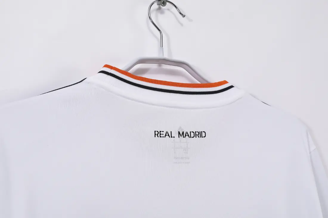 Foto 2 de Manga larga: Temporada 2013/14 Real Madrid local retro 3B