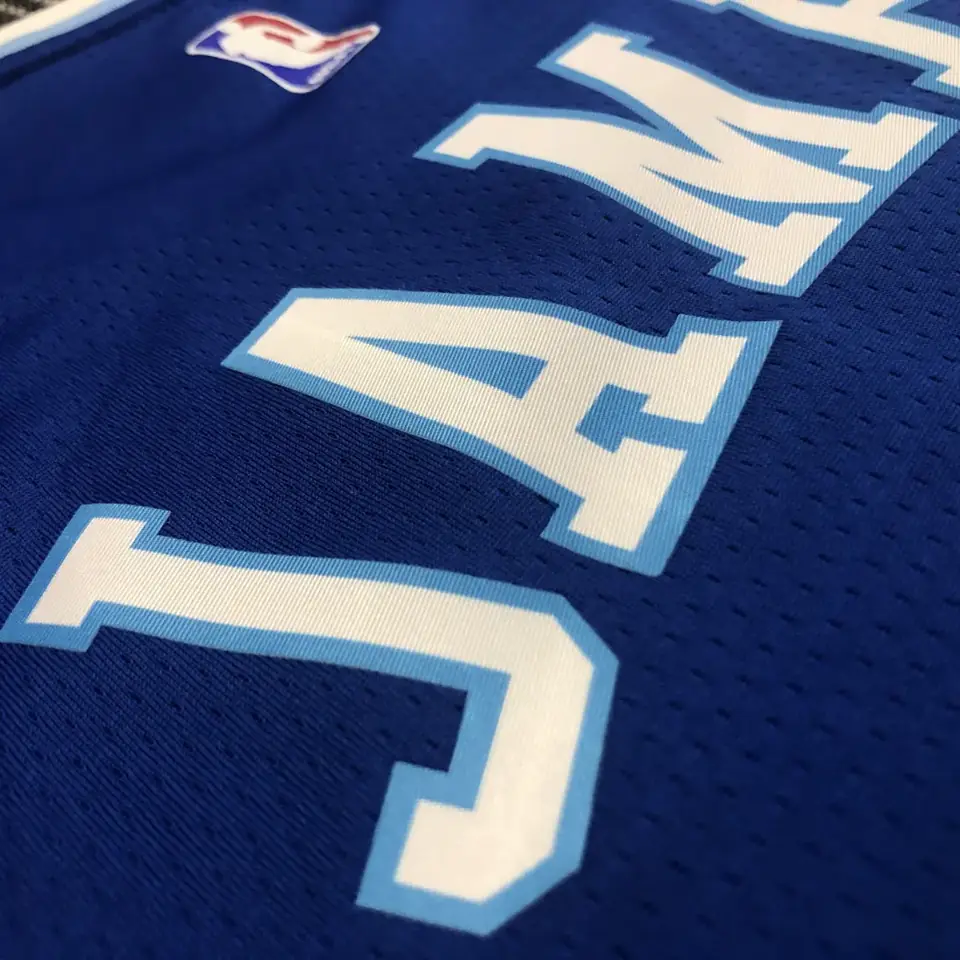 Foto 4 de Los Lakers Noche Latina (cuello alto) azul número 6 James