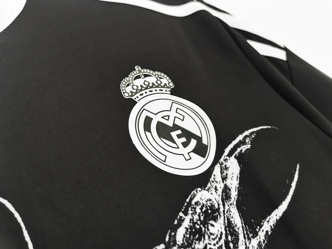 Foto 8 de Temporada 2014/15 Real Madrid tercera equipación retro 5A