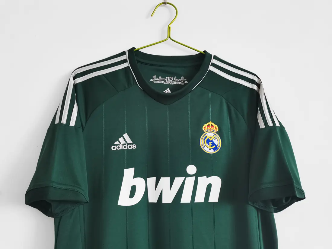 Foto 2 de Temporada 2012/13 Real Madrid tercera equipación retro 5A