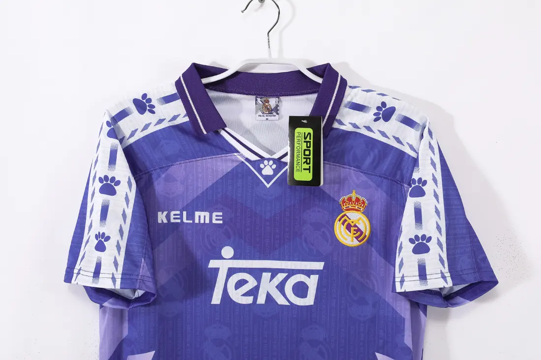 Foto 4 de Temporada 1996/97 Real Madrid visitante retro 5A