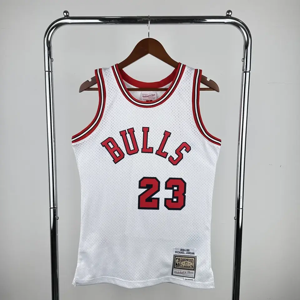 Foto 1 de Camiseta retro con estampado térmico MN: Bulls Swingman temporada 84/85 Novato blanca #23 Jordan