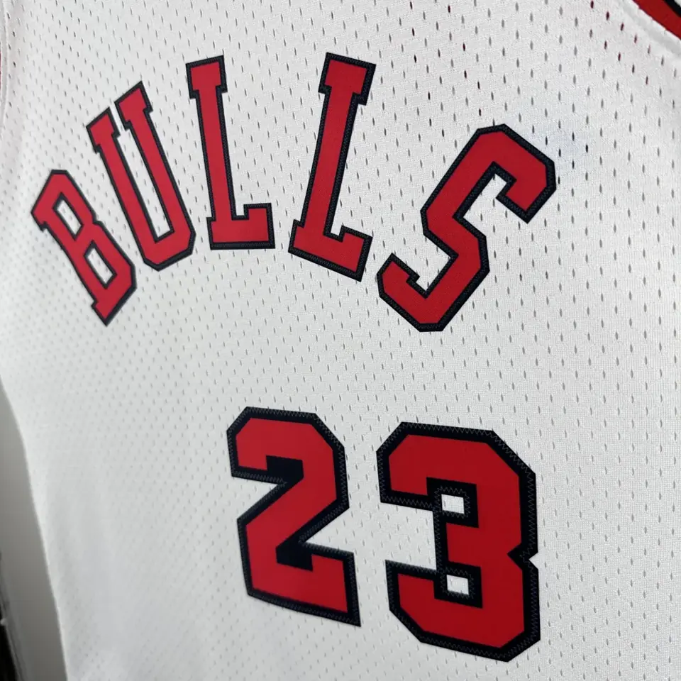 Foto 2 de Camiseta retro con estampado térmico MN: Bulls Swingman temporada 84/85 Novato blanca #23 Jordan
