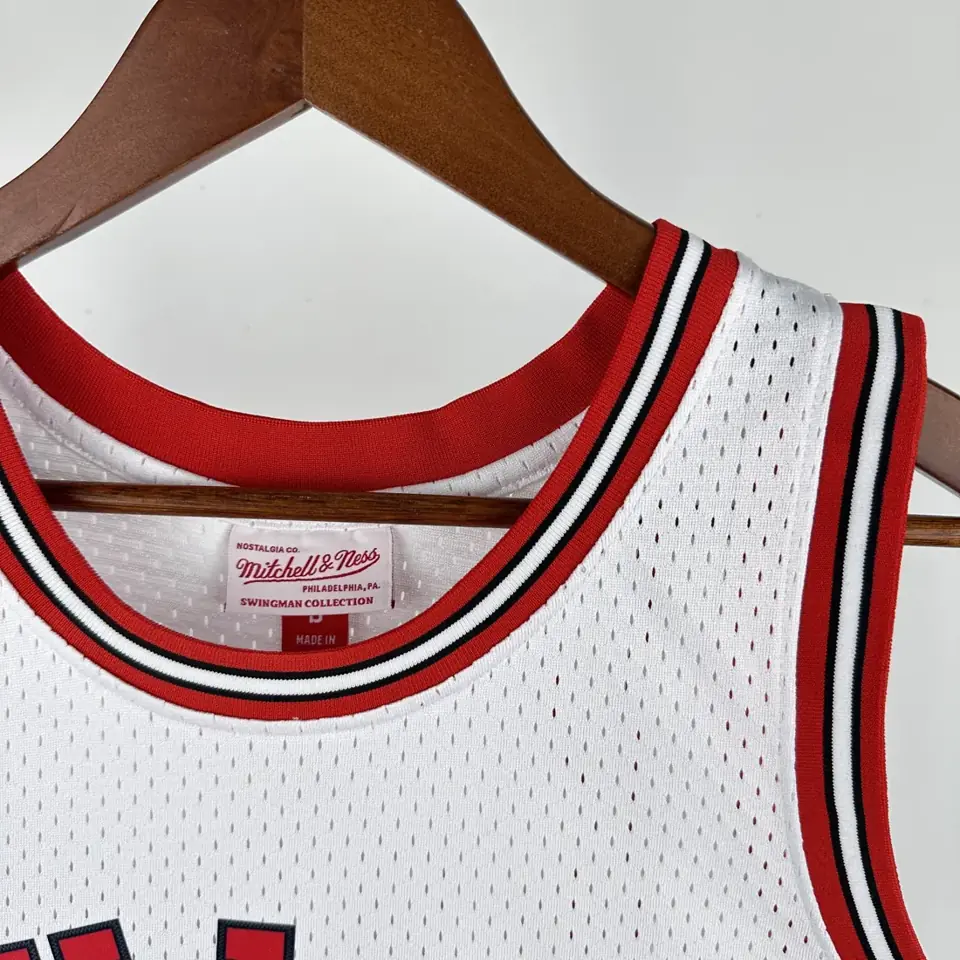 Foto 3 de Camiseta retro con estampado térmico MN: Bulls Swingman temporada 84/85 Novato blanca #23 Jordan