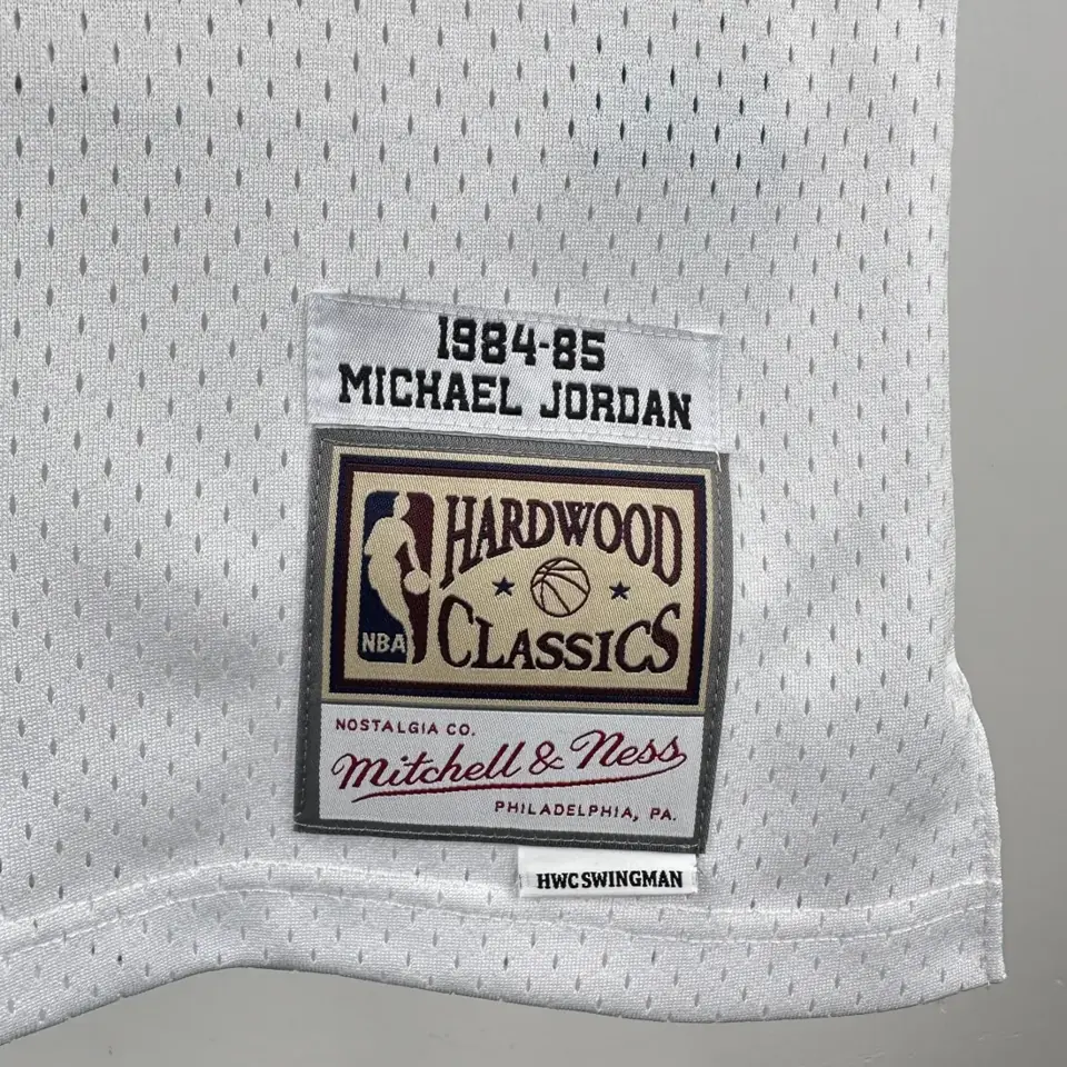 Foto 4 de Camiseta retro con estampado térmico MN: Bulls Swingman temporada 84/85 Novato blanca #23 Jordan