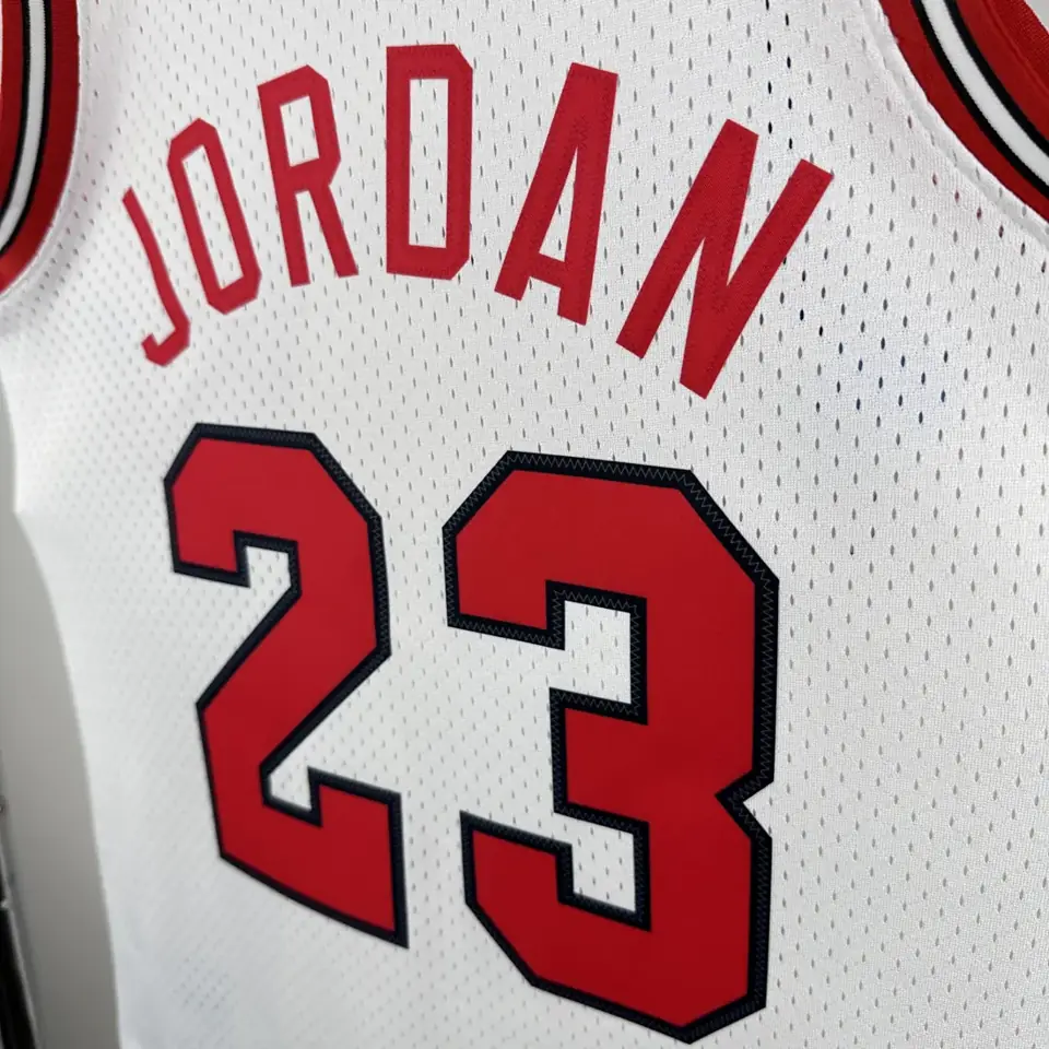 Foto 5 de Camiseta retro con estampado térmico MN: Bulls Swingman temporada 84/85 Novato blanca #23 Jordan