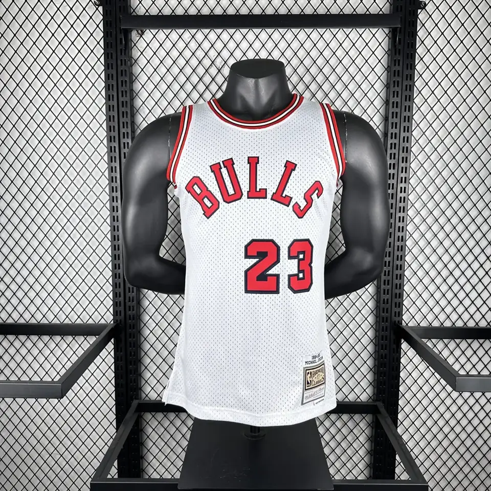Foto 6 de Camiseta retro con estampado térmico MN: Bulls Swingman temporada 84/85 Novato blanca #23 Jordan