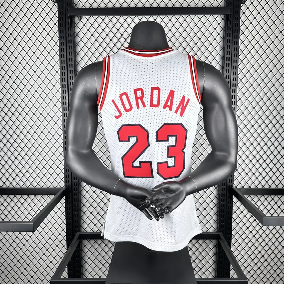 Foto 7 de Camiseta retro con estampado térmico MN: Bulls Swingman temporada 84/85 Novato blanca #23 Jordan