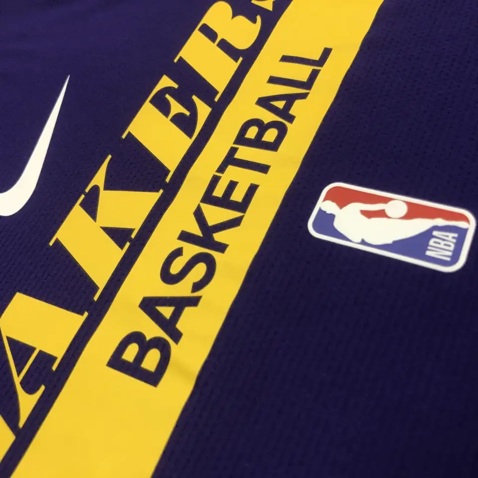 Foto 5 de Temporada 23 Los Angeles Lakers camiseta de entrenamiento versión jugador morada