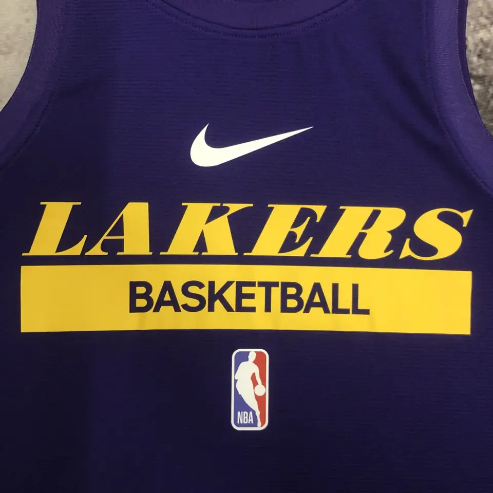 Foto 7 de Temporada 23 Los Angeles Lakers camiseta de entrenamiento versión jugador morada
