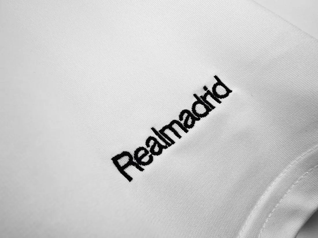 Foto 2 de Temporada 2005/06 Real Madrid local retro 8A