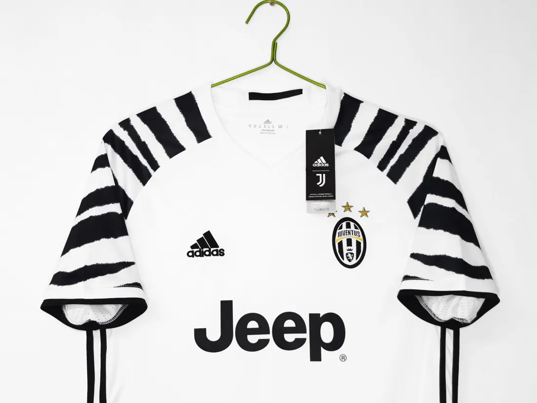 Foto 3 de Temporada 2016/17 Juventus tercera blanca retro 8A