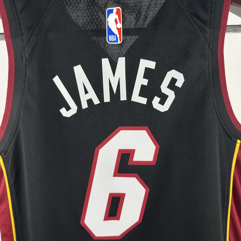 Foto 6 de Infantil/Juvenil: Heat cuello en V negro nº 6 James