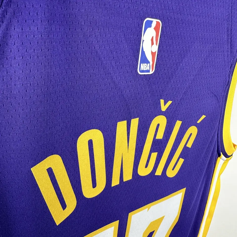 Foto 4 de Lakers morado con cuello en V #77 Doncic