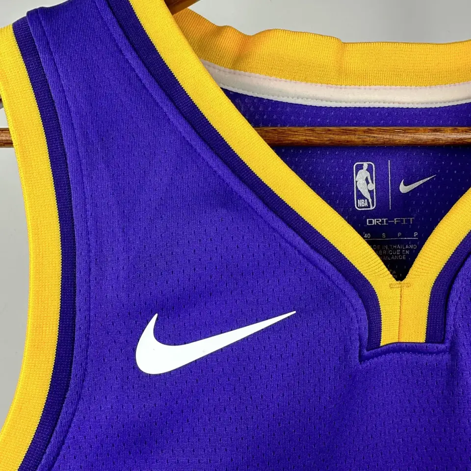 Foto 7 de Lakers morado con cuello en V #77 Doncic